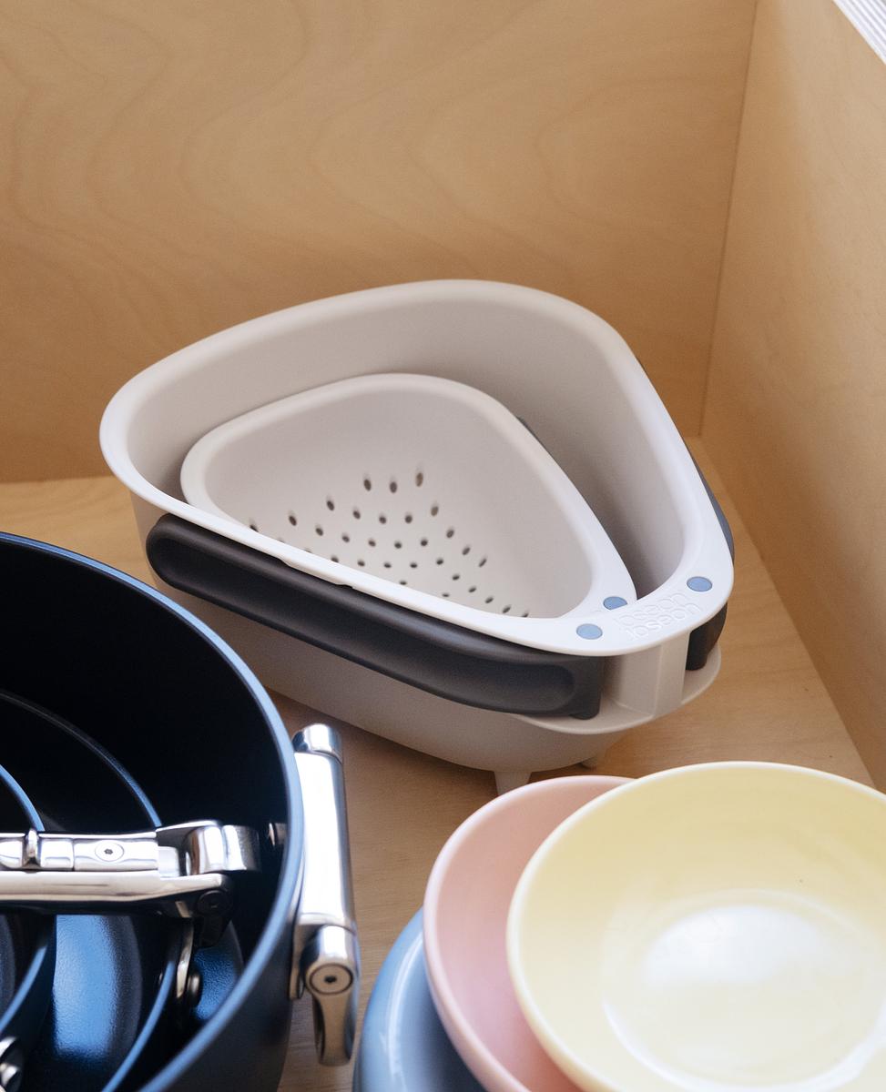 Droplet Large White Colander with Folding Handle