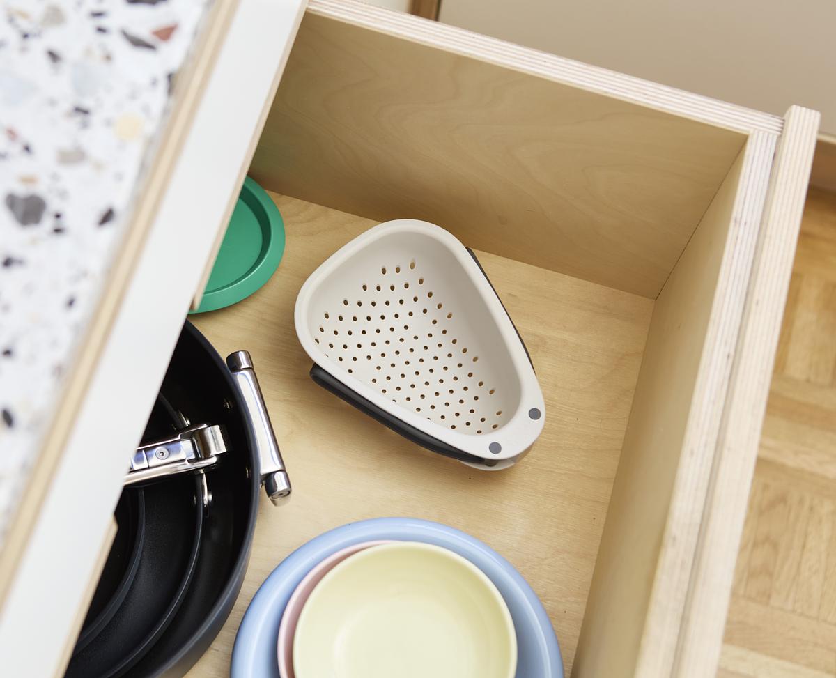 Droplet Large White Colander with Folding Handle