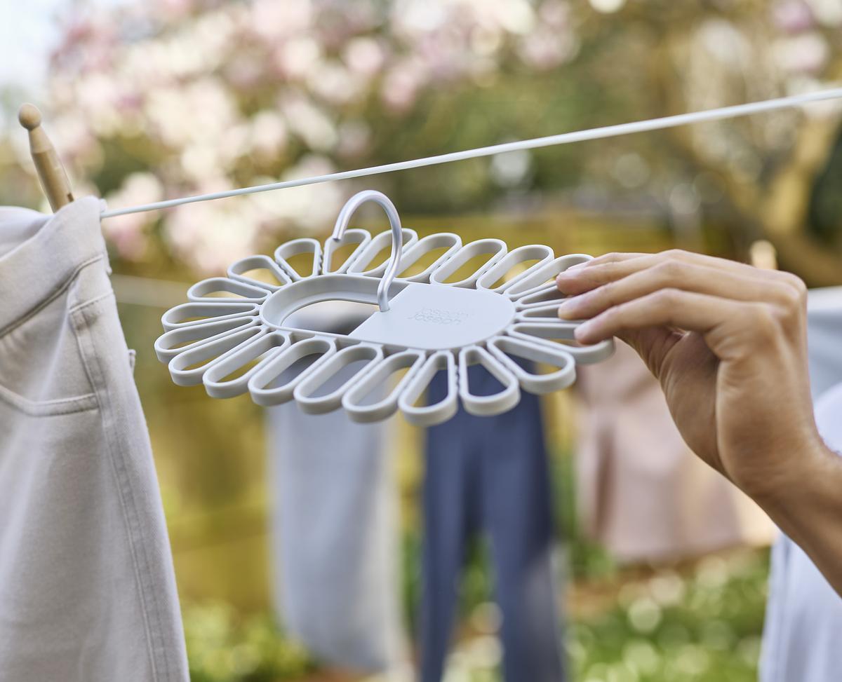 Petal™ 22-piece Quick-grip Ecru Drying Hanger