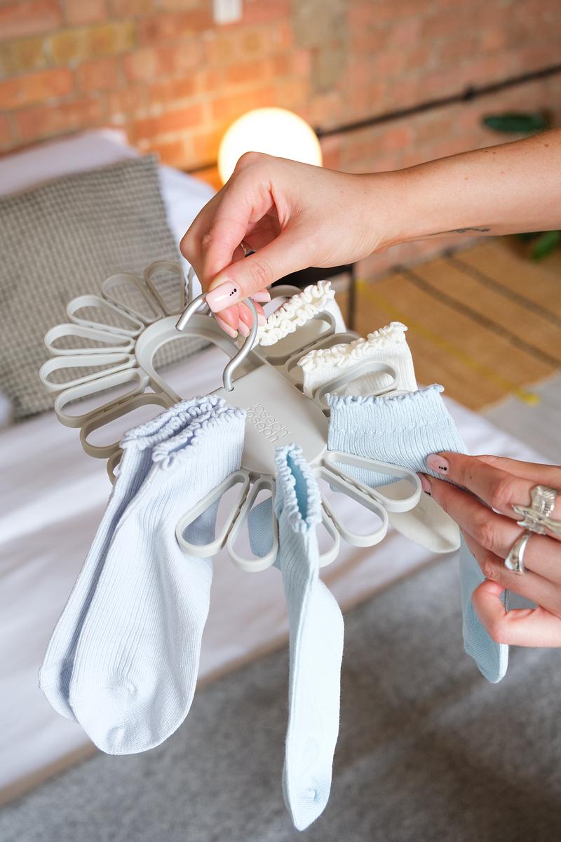 Petal™ 22-piece Quick-grip Ecru Drying Hanger