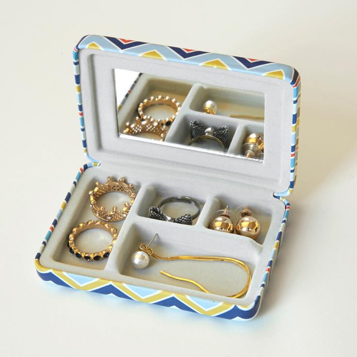 PORTABLE STRIPED JEWELRY CASE